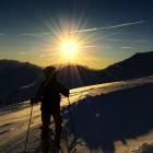 Gli ultimi raggi del sole vengono soffocati dalle tenebre che ormai si avvicinano