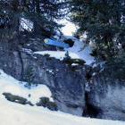 Emmanuele supera un salto di roccia Emmanuele supera un salto di roccia
