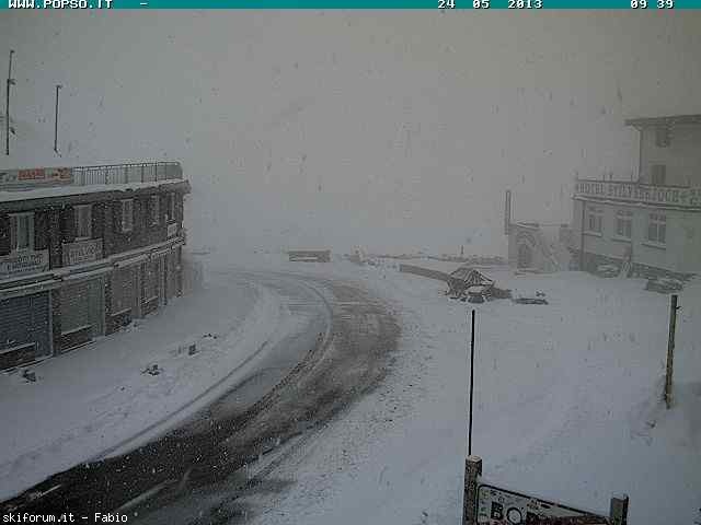 101829-25-maggio-24-webcam-nevicate-stelviolive11.jpg