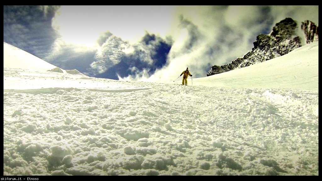 103364-freeriding-la-porta-nera-zermatt-vlcsnap-2013-04-15-17h06m00s61new.jpg