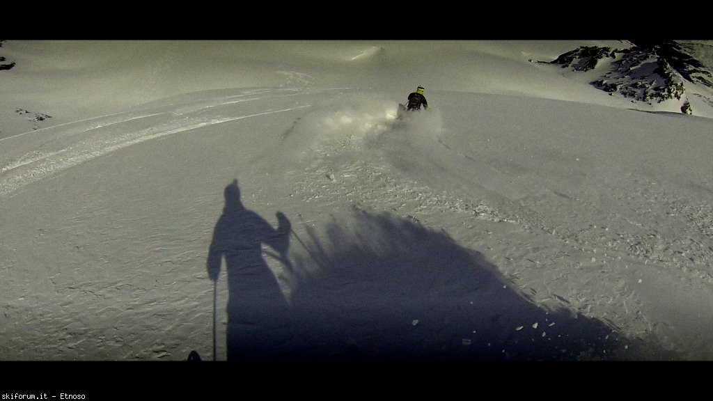 103366-freeriding-la-porta-nera-zermatt-vlcsnap-2013-04-15-21h55m09s240new.jpg