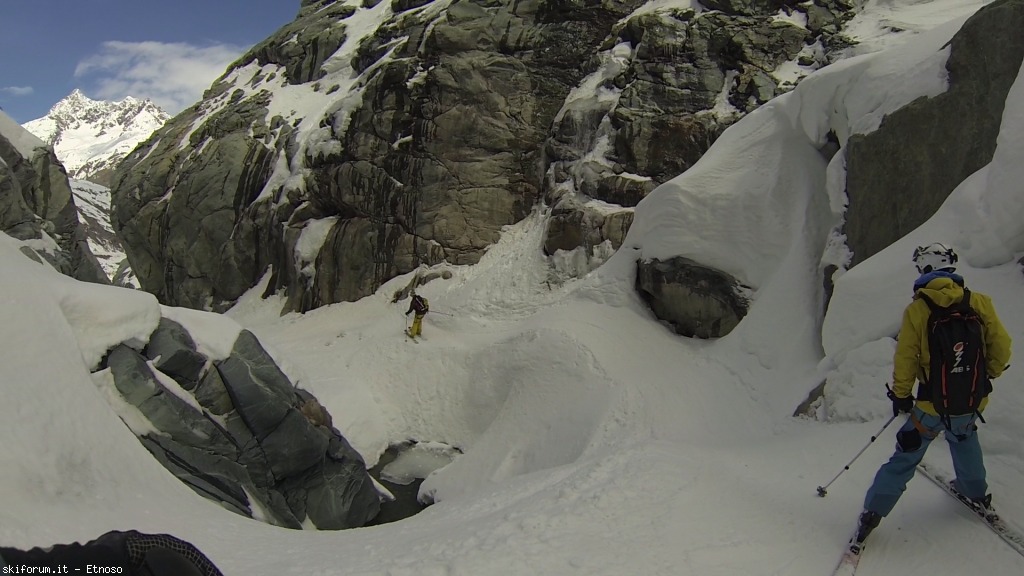 103368-freeriding-la-porta-nera-zermatt-vlcsnap-2013-04-16-10h31m38s144.jpg