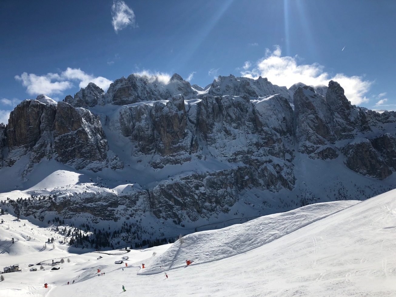 211136-img1484-il-gruppo-del-sella-e-il-passo-gardena-dall-arrivo-della-dantercepies-e-relativa-pista..jpg