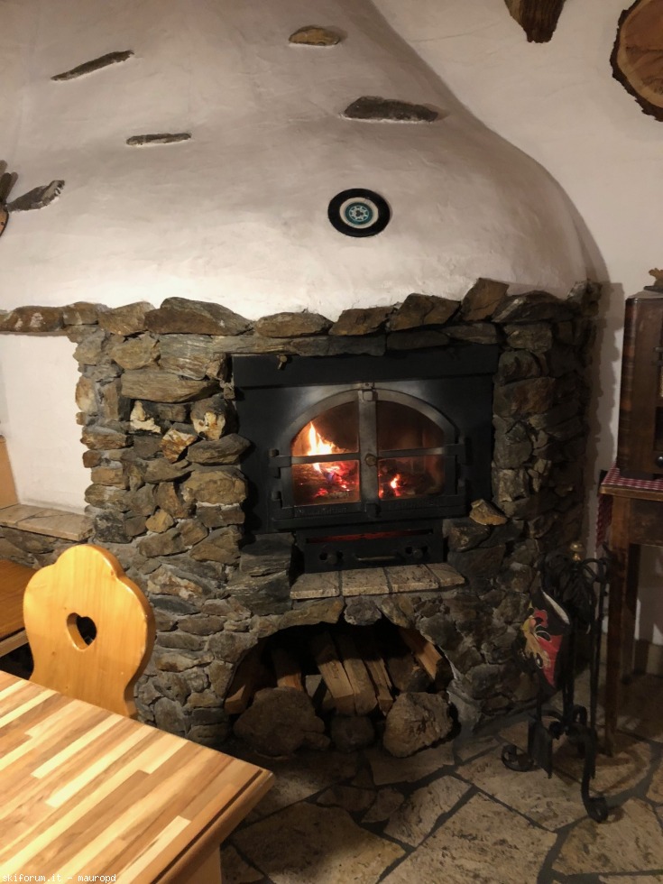 211156-img1534-rifugio-graziani-camino.jpg