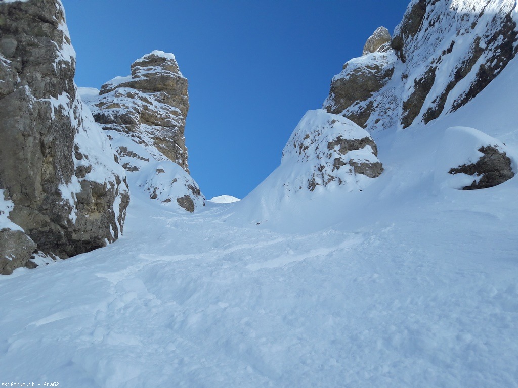 212875-vajo-dei-colori-e-pr-dei-angei-13-verso-l-ingresso-del-vajo-la-cornice-mi-preoccupava-un-po-ma-era-freddo-ed-rimasta-su.jpg