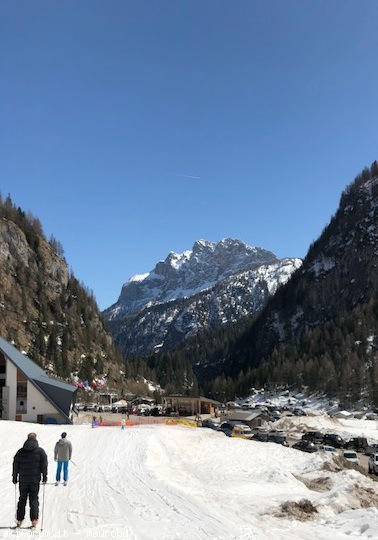 214691-da-buffaure-a-marmolada-aprile-2018--arabba-15-arrivo-a-malga-con-vista-sasso-bianco.jpg