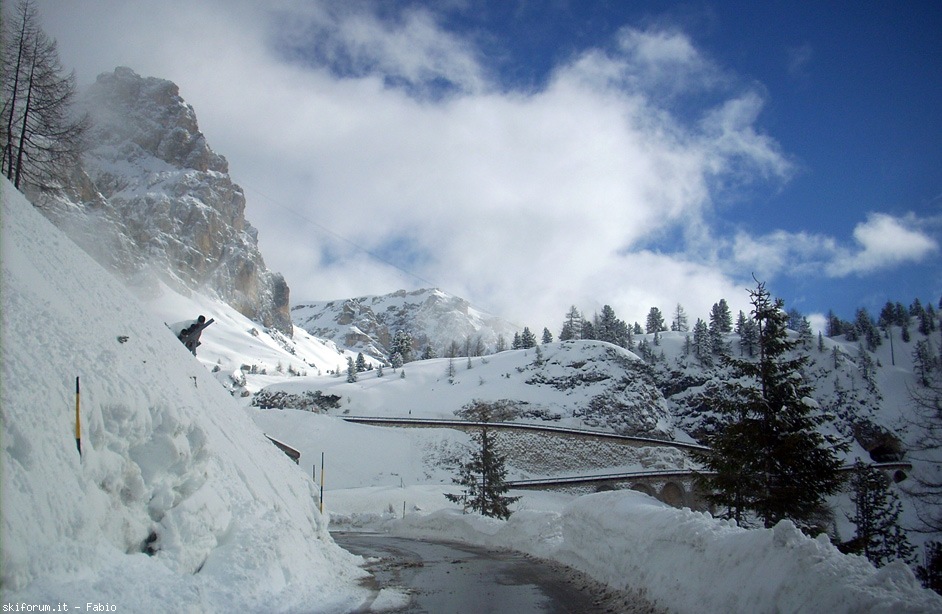 99097-falzarego-29-marzo-2013-valanghe-piccole-strada.jpg