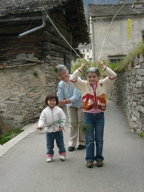 24061-27-giochi-tra-le-vie-del-paese-con-la-nuova-amica.jpg