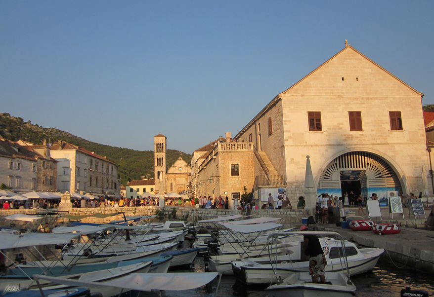 66794-piazza-hvar.jpg