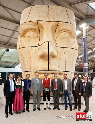 67059-groeden-unika-eroeffnet-movement-figur-enthuelltontourgrosshoch.jpg