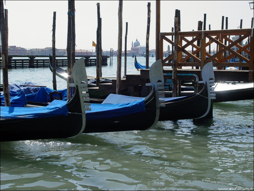 8640-gondole-venezia.jpg