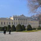 Passeggiando davanti a Villa Umbri...