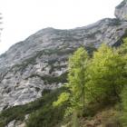 Il sentiero sale, ci si avvicina a dei costoni rocciosi Il sentiero sale, ci si avvicina a dei costoni rocciosi