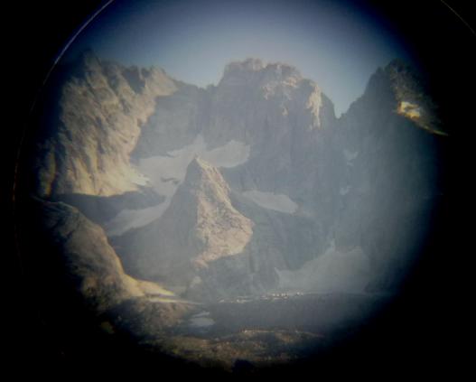 105122-03-un-occhiata-col-binocolo.jpg