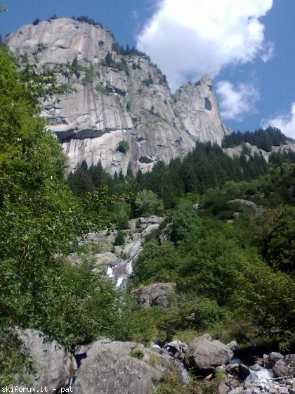 105126-07-pareti-incombenti-e-vegetazione-quasi-pensile-due-caratteristiche-della-val-di-mello.jpg