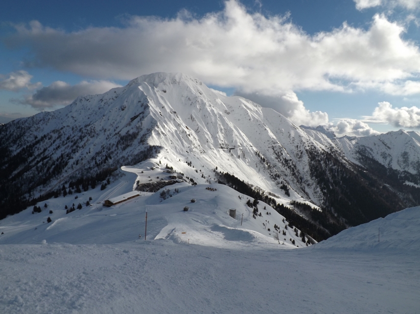 116722-il-dosso-alto-lo-chalet-maniva-e-la-pista-persek-1-nella-sua-parte-piu-alta-e-stretta-bis.jpg