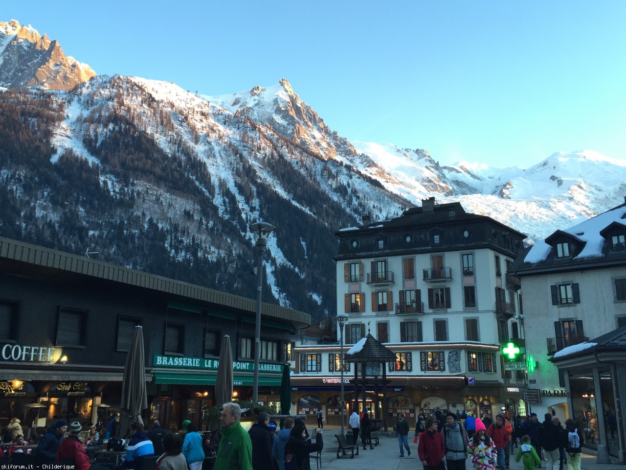 142217-locationchamonixfra06conaguilledumidi-montebianco20150306.jpg