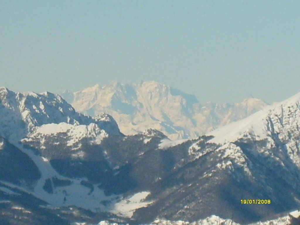 16519-41-a-destra-si-intravede-piccola-la-cima-del-cervino.jpg