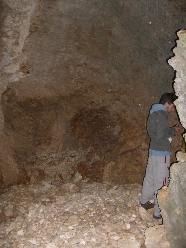 43468-francesco-nella-parte-iniziale-della-grotta-moscerini.jpg