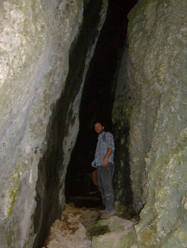 43493-stefano-nella-parte-centrale-della-grotta.jpg