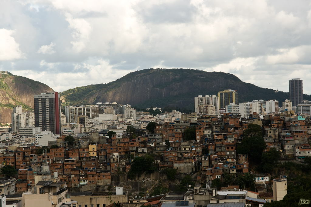 55350-contrasto-favelas.jpg