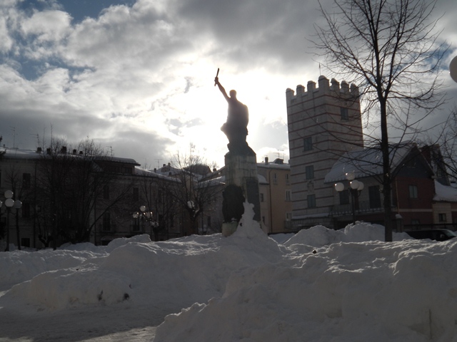 73637-la-piazza-principale-a-rocca-di-mezzo-aq.jpg