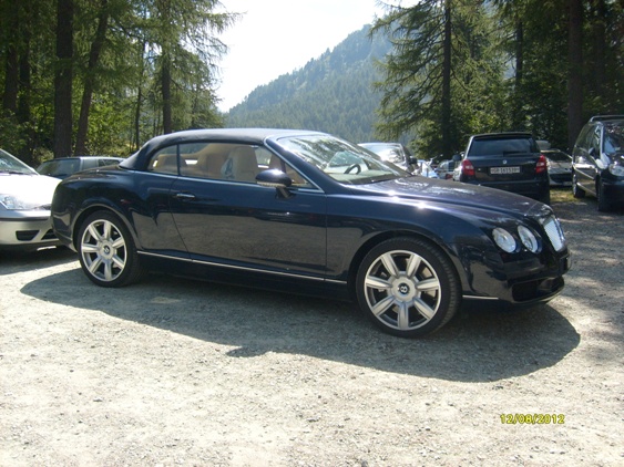 79716-1-bentley-cabrio-al-parcheggio-del-cavloc.jpg