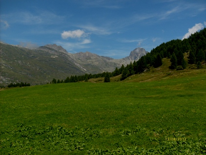 79719-4-sguardo-verso-le-montagne-alle-spalle.jpg