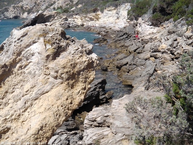 80300-tra-cannelle-e-cala-mar-morto-la-piccola-cala-sassosa.jpg