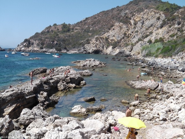 80302-la-piscina-naturale-a-cala-mar-morto.jpg