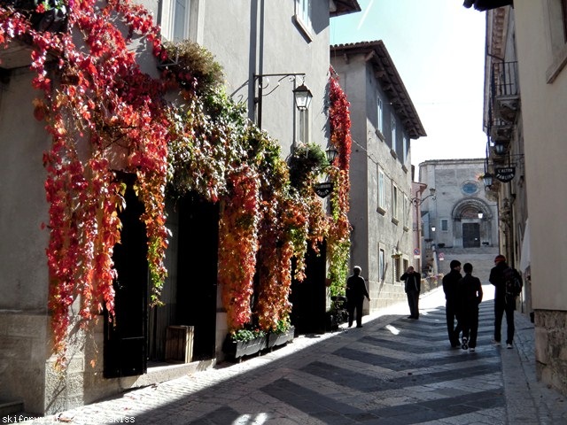 82380-pescocostanzopaese-strada.jpg
