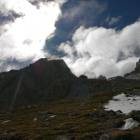 Il rifugio Franchetti sovrastato dalla mole del Gran Sasso Il rifugio Franchetti sovrastato dalla mole del Gran Sasso