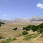 La fantastica piana di campo imperatore con le pi&ugrave; alte cime dell'appennino!