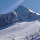 L'imponente vetta del Kitzsteinhorn (3203 m.)e le piste dello Schmidinger Gletscherlift L'imponente vetta del Kitzsteinhorn (3203 m.)e le piste dello Schmidinger Gletscherlift