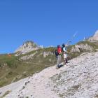 Ma e Elvis progettano la loro ascesa alla cima della Presolana