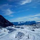 L'ultimo km si spinge sulla neve. Sullo sfondo l'Adamello.