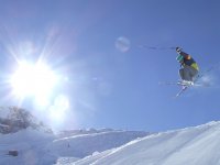patrik salta verso il sole.JPG
