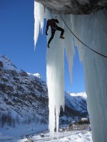 riccardo-cascata-ghiaccio.JPG riccardo-cascata-ghiaccio.JPG