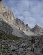 dopo_un_2_orette_di_camminata_in_val_pradidali_dopo_rifugio_pradidali_dietro_le_pale_104.jpg