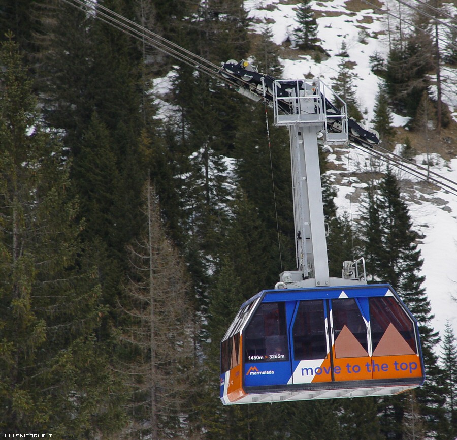 foto cabina funivia marmolada