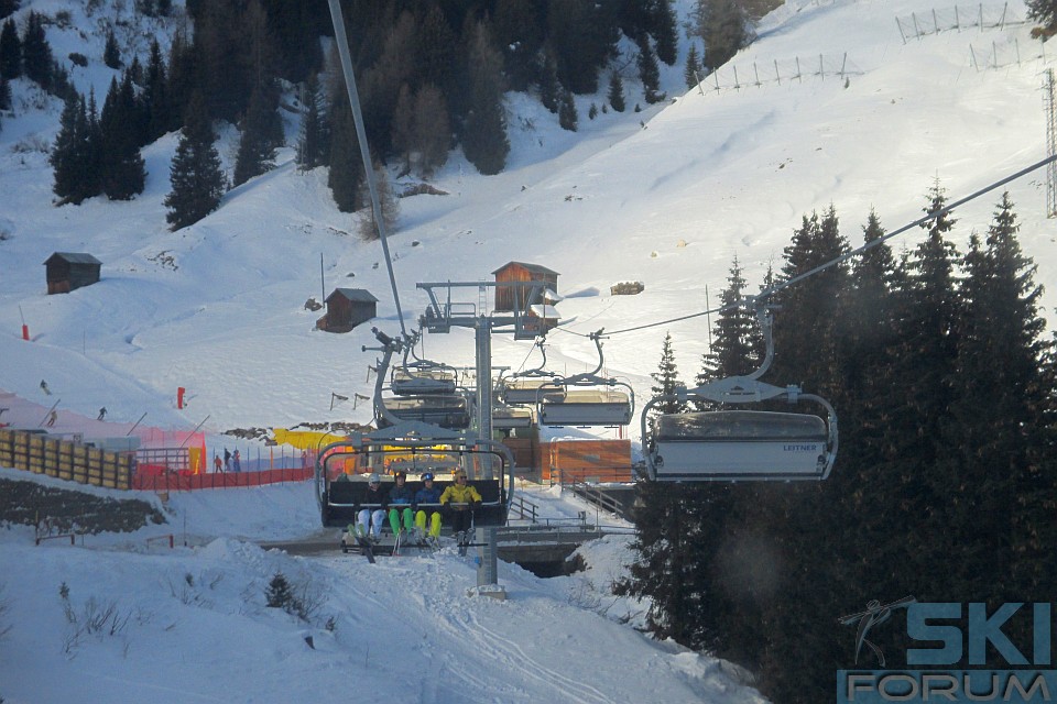 sciatori in seggiovia