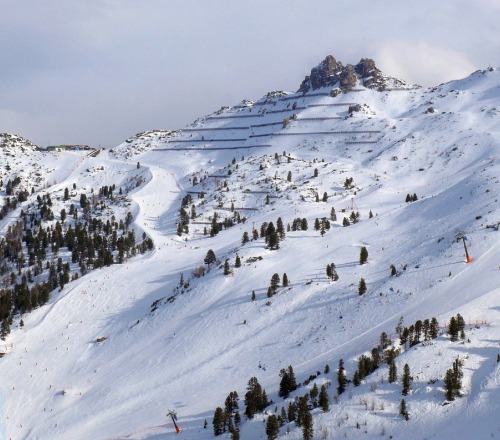 Schlick 2000, sciare in Val Stubai con panorama sulle "Dolomiti del Tirolo"
