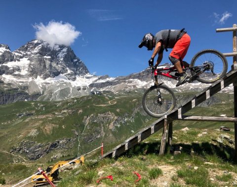 Biker su passerella