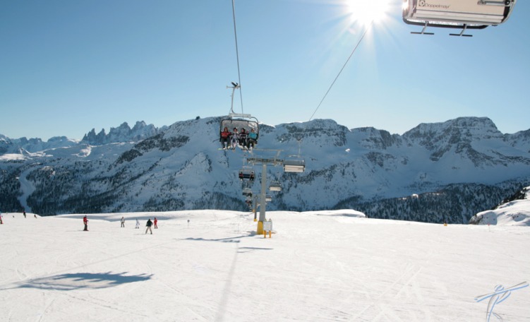 anteprima Pista Monzoni, bella rossa nella zona Costabella di Passo San Pellegrino