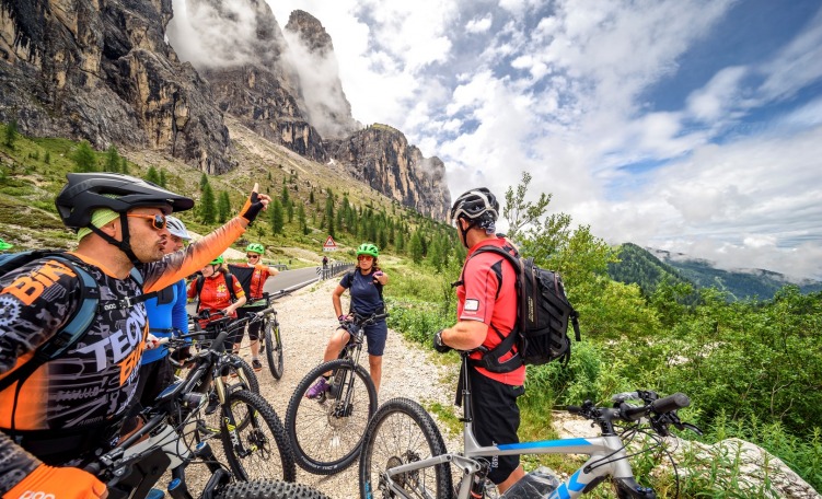 Ciclisti al Sellaronda Bike Day