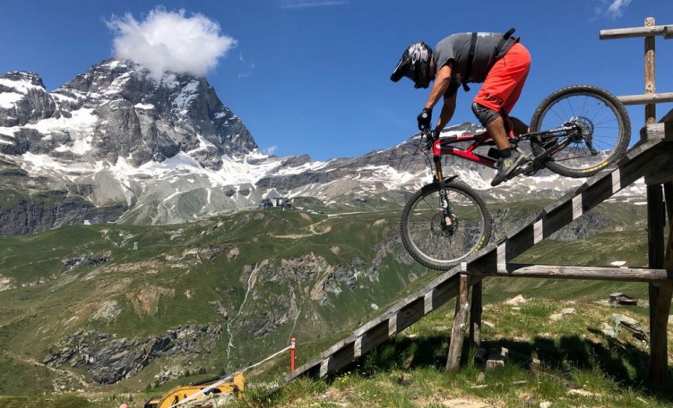 Biker su passerella