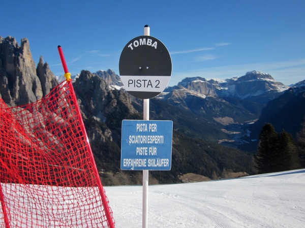 cartello pista tomba