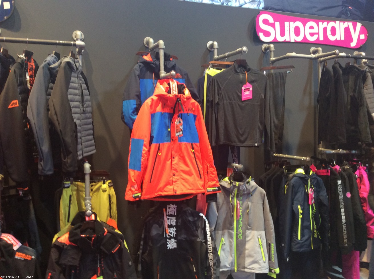 233518-superdry-d54913e7-a27e-4bf7-a97d-465aa58e63e3.jpeg