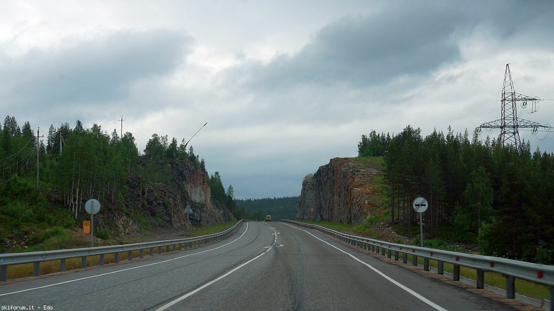 233651-kola-highway-russia-3.jpg