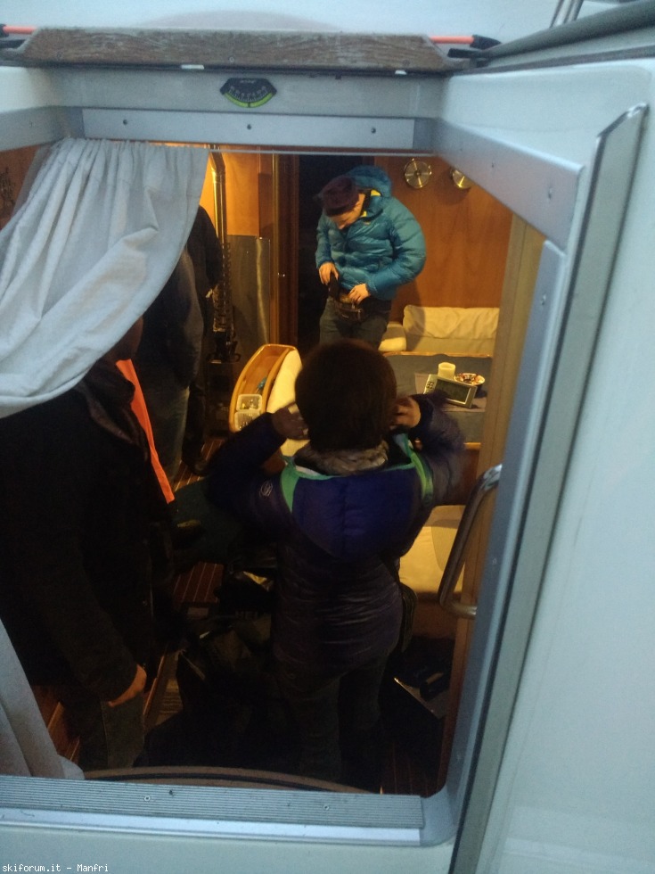 252448-norvegia-2018-03-24-007-i-plebei-prendono-possesso-della-cabina.jpg